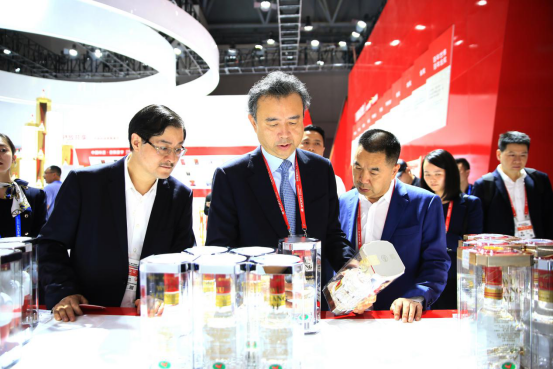 图为五粮液集团公司党委书记、董事长李曙光一行