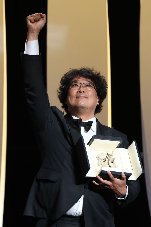 韩国导演奉俊昊凭借影片《寄生虫》获得金棕榈奖。(法新社)
