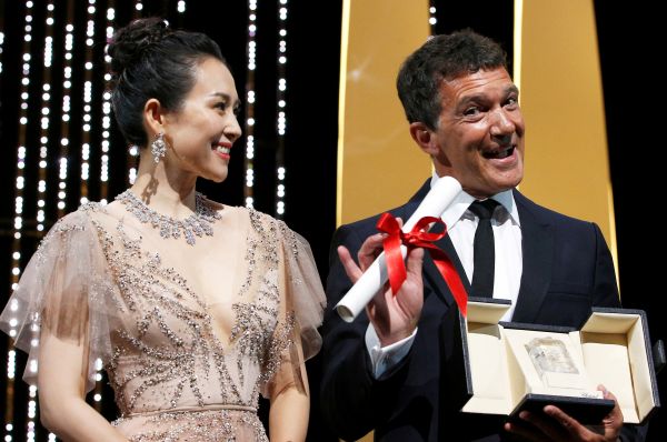 中国影星章子怡为最佳男演员班德拉斯颁奖。(法新社)