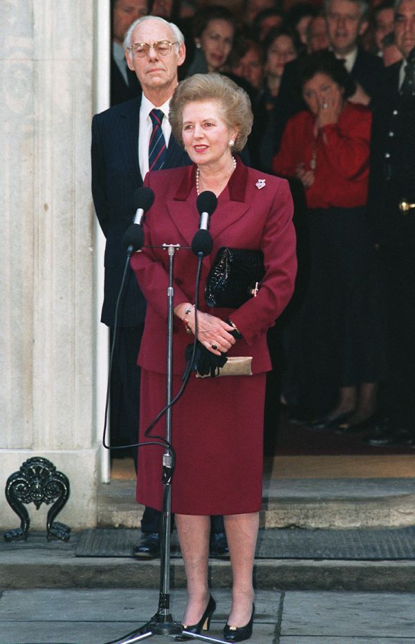 这是1990年11月28日，英国首相撒切尔夫人辞职前在伦敦唐宁街10号前最后一次向媒体讲话的资料照片。