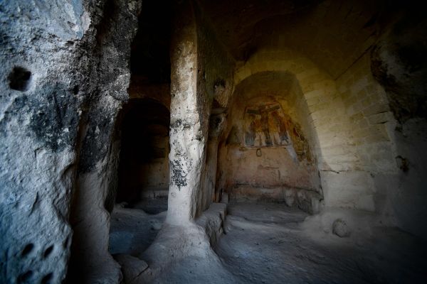 这是意大利南部小城马泰拉拍摄的岩洞内的壁画。