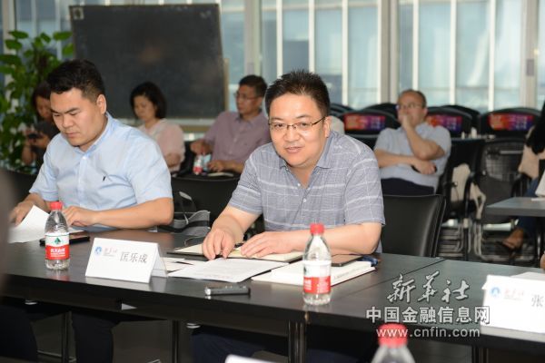 图为中国经济信息社副总裁、董事匡乐成在研讨会上发言