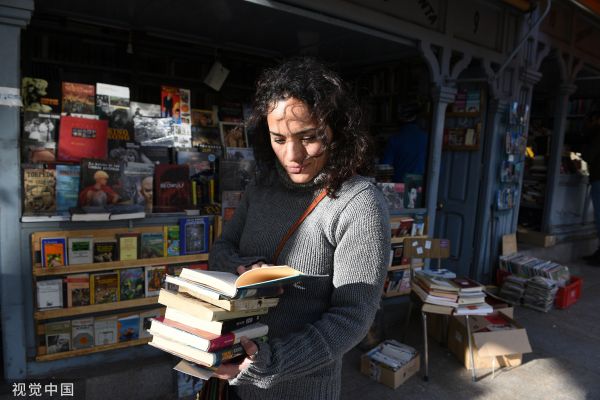 当地时间2019年4月23日，西班牙马德里，世界读书日，人们在街头看书。（视觉中国）