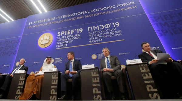 沙特能源大臣哈立德·法利赫（左二）、俄罗斯能源部长亚历山大·诺瓦克（中）以及跨国油企高管7日出席圣彼得堡国际经济论坛。（路透社）