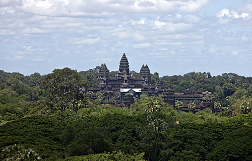 在柬埔寨暹粒省拍摄的吴哥寺主体建筑（新华社）
