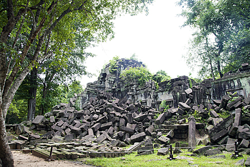 在柬埔寨暹粒附近拍摄的吴哥窟崩密列古迹（新华社）