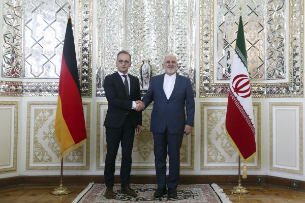 6月10日，在伊朗首都德黑兰，到访的德国外长马斯（左）与伊朗外长扎里夫在会谈前握手。