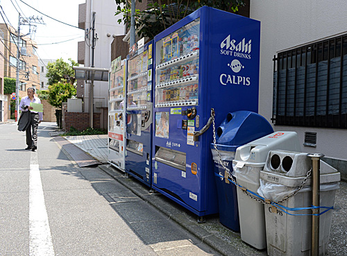 日本东京涩谷区惠比寿三丁目自动贩卖机旁的的分类垃圾箱。（新华社）