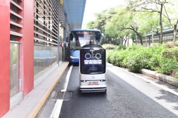 京东物流配送机器人在公交枢纽站设立的智能配送站进行货品的接驳