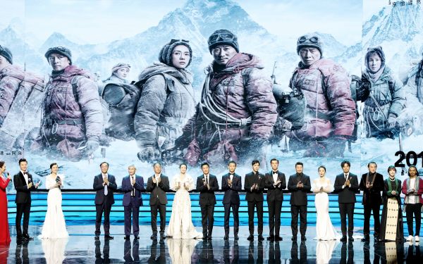 6月15日，电影《攀登者》剧组成员代表在开幕式上亮相。当日，第22届上海国际电影节在上海大剧院开幕。新华社记者 方喆 摄