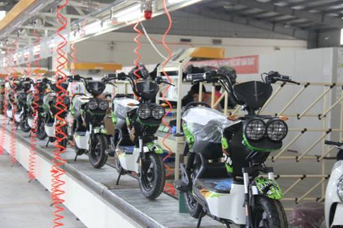 图为在越南首都河内一家电动车工厂内拍摄的待检电动车。新华社