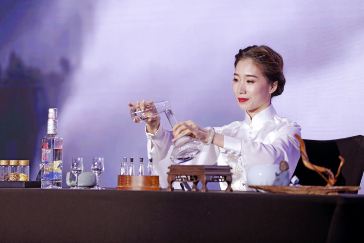 国家级品酒师带来中国白酒勾调技艺表演“神龙九式”