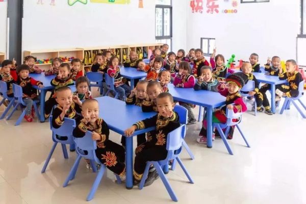 ▲2018年9月，华谊兄弟公益基金捐建的西昌市洛古波村同梦幼儿园迎来了第一批师生