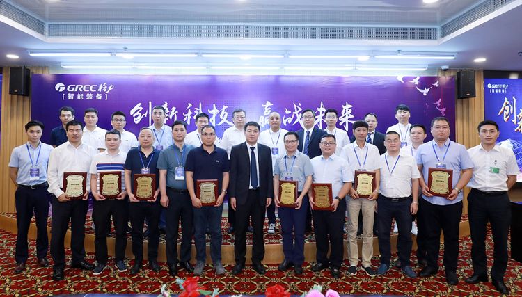 格力电器总裁助理文辉为10家系统集成商授牌