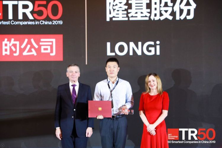 隆基股份品牌总监李峰代表隆基领奖