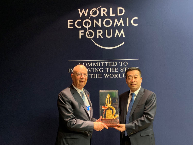 伊利执行总裁张剑秋与世界经济论坛创始人兼执行主席克劳斯·施瓦布教授亲切会面