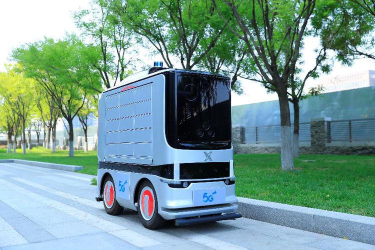 京东物流配送机器人在5G网络环境下运营。