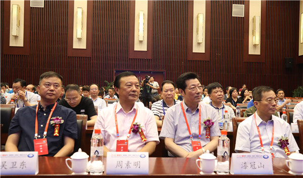 江苏省掼蛋运动协会会长漆冠山(右二),今世缘酒业党委书记、董事长、总经理周素明(左二)出席“今世缘·