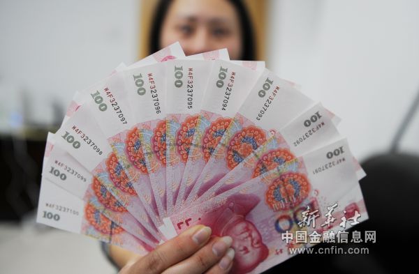 11月14日，江苏省连云港市一家银行网点的工作人员在清点人民币。当日，财政部发布2012年10月份财