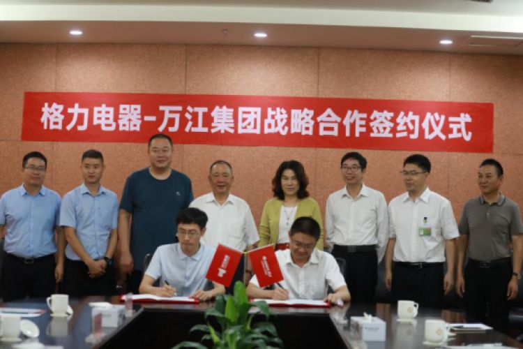 格力电器总裁助理胡文丰、万江集团副总裁侯海涛代表公司签署战略合作协议