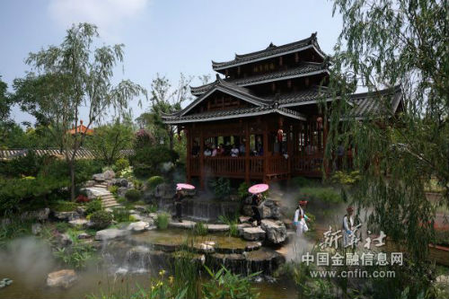 7月18日，游客在北京世园会广西园内参观。