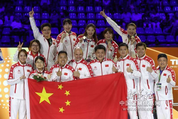 　　7月21日，中国女子重剑队队员、教练员、中国击剑协会主席王海滨（前排右四）等在颁奖仪式上合影。