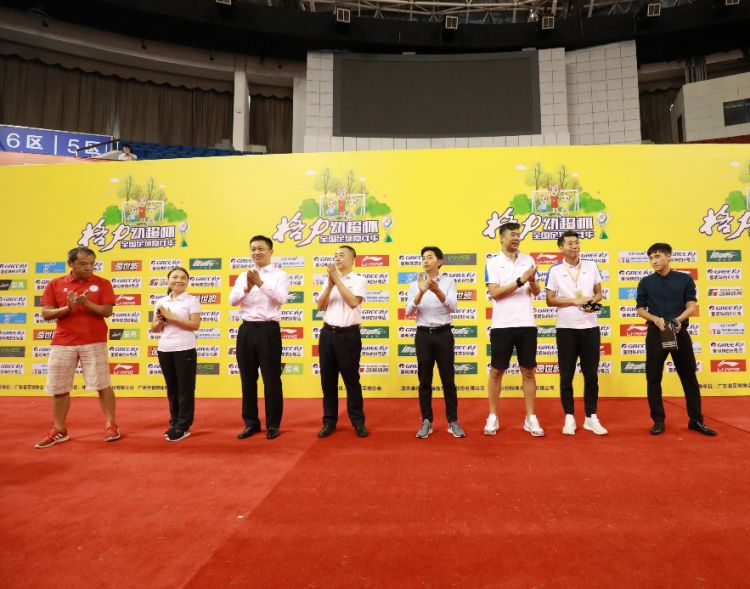 图为观赛嘉宾赛前合影