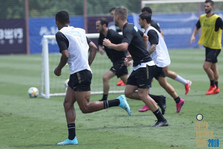 国米队员正在进行队内训练,备战ICC(国际冠军杯)