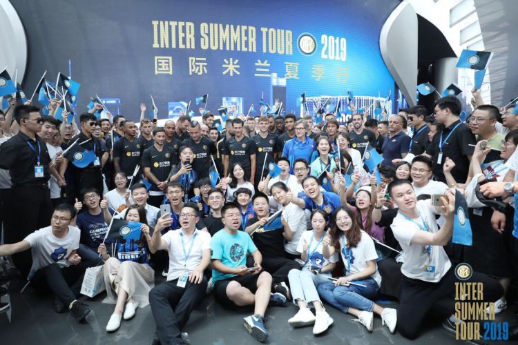 国米全队与热情的苏宁员工球迷合影