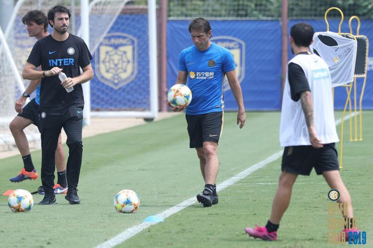 国际米兰主帅孔蒂在训练中神情严肃,展现铁腕风格