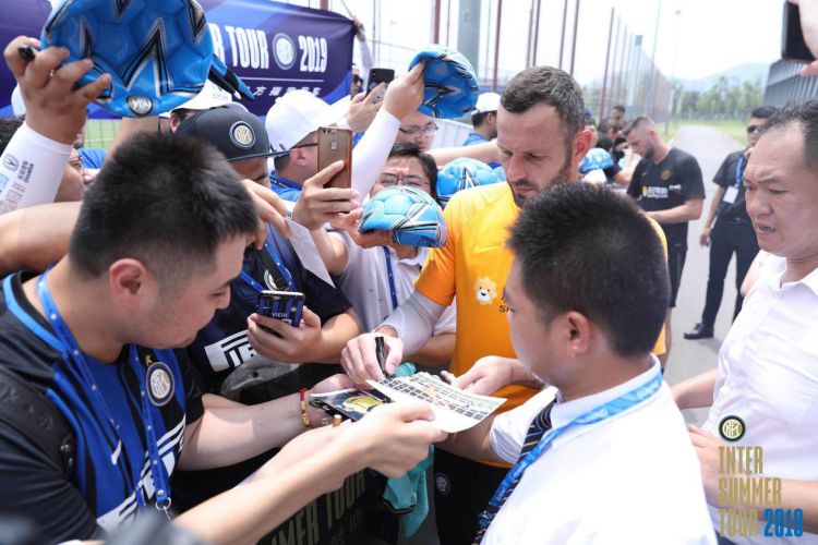 国米球员训练赛后为热情的国米球迷签名