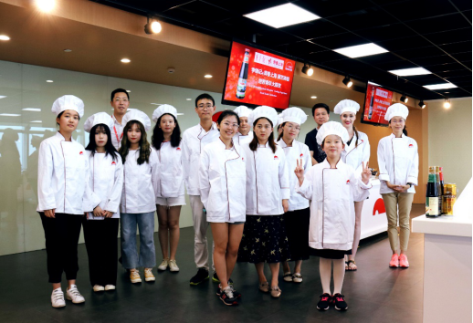 1上海各界青年代表参与李锦记厨艺体验