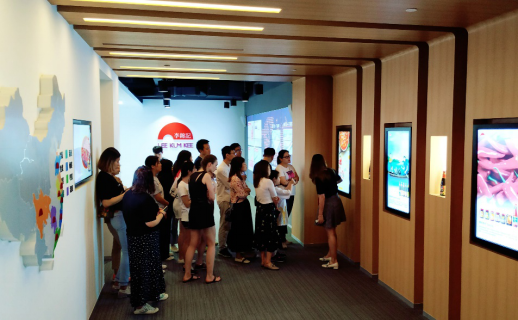 4上海各界青年代表参观李锦记品牌展厅