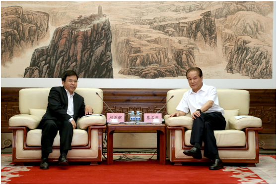 新华社社长蔡名照（右）会见中国银行董事长刘连舸。