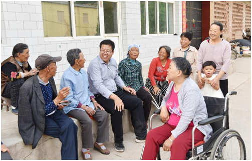 中国科协派驻程家塔村的第一书记刘洋和村民们在一起 刘生锋 摄