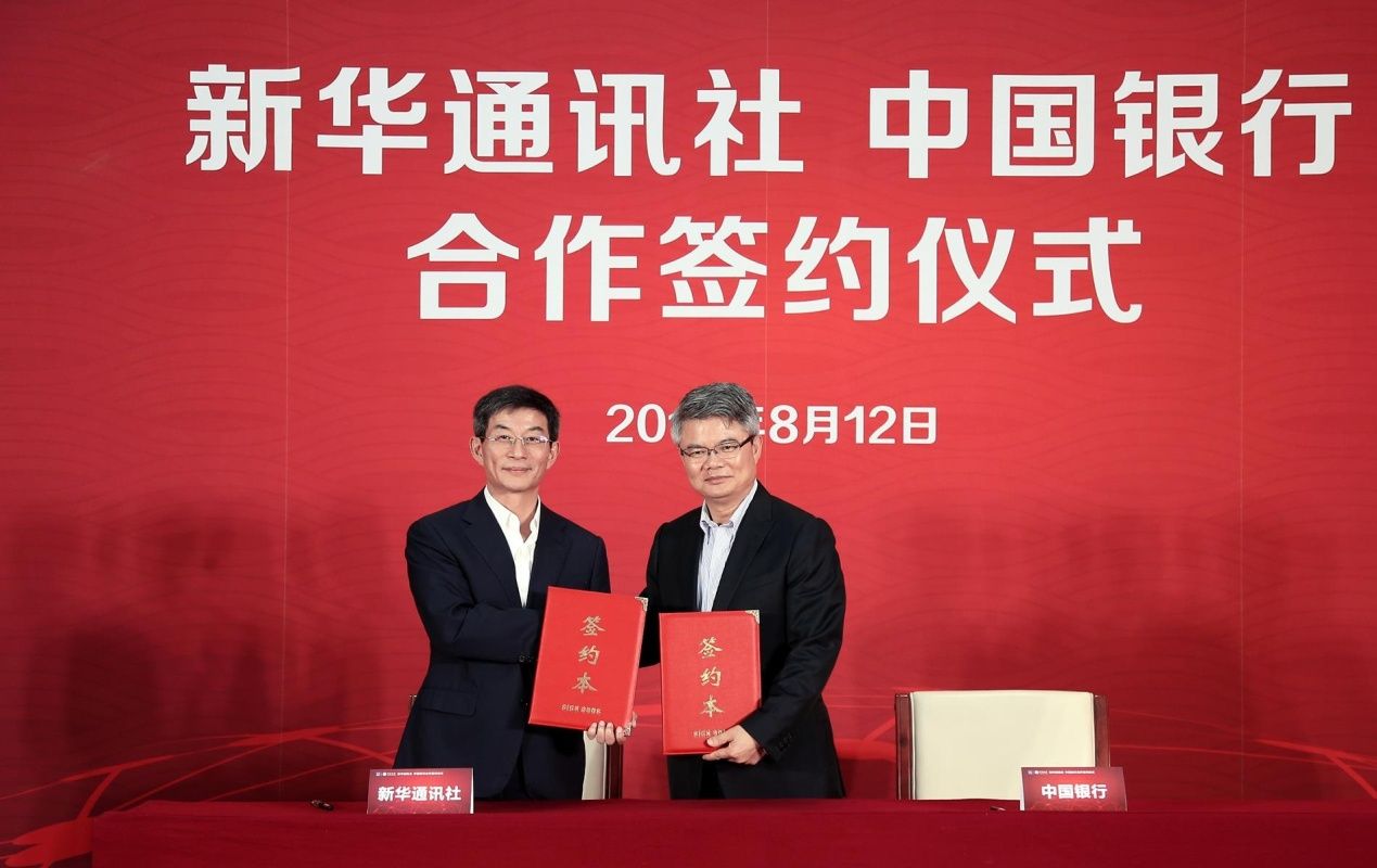 新华社副社长兼秘书长刘正荣（左）与中国银行副行长林景臻代表双方签署服务协议