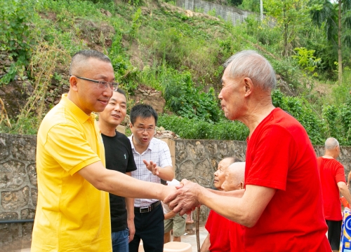 2老人紧紧握住邮储银行行领导双手表示感谢 邮储银行重庆分行供图