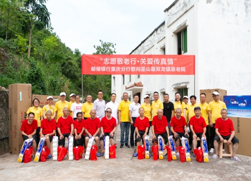 4扶贫慰问工作组、双龙镇党委政府有关领导与敬老院老人合影 邮储银行重庆分行供图
