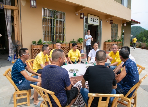 6扶贫慰问工作组正在了解村民家中情况 邮储银行重庆分行供图