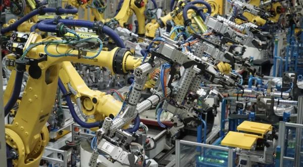两江智能工厂的无人机器人正在进行高效焊接作业