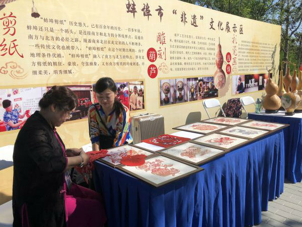 本土艺人现场制作“蚌埠剪纸”