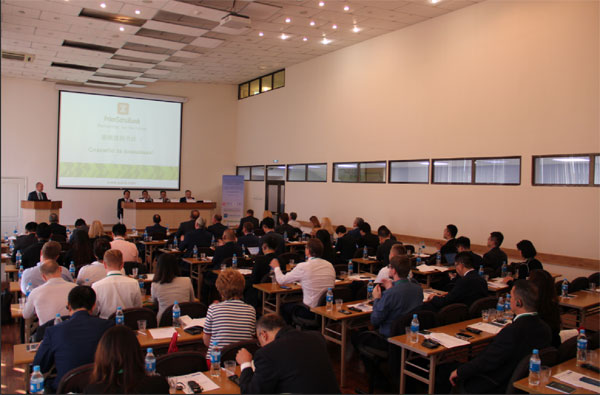 “2019中俄金融合作圆桌会议”在符拉迪沃斯托克举行，来自中俄两国政府、金融机构、企业的200余名代表参加了此次会议。