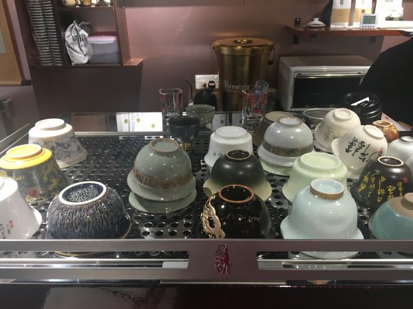 这家咖啡厅所有器皿都是各种传统茶具 新华社记者李滨彬摄