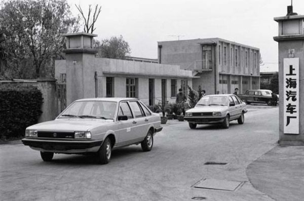 1983年4月19日，上海汽车厂总装成功5辆新型的上海桑塔纳轿车
