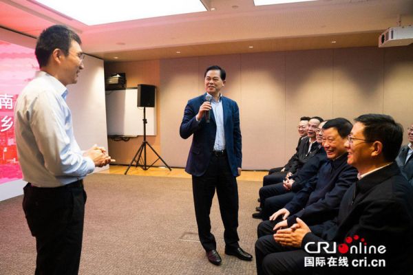 拼多多公司董事长兼CEO黄峥（左一）回答调研领导们的现场提问。 （穆功 摄）