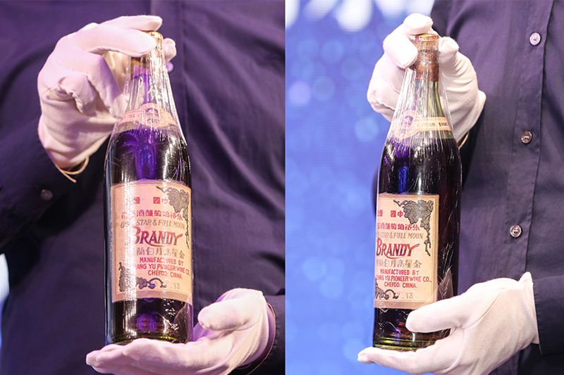工作人员现场展示1928年7月13日张裕公司出产的金星高月白兰地。新华网严晓瑜 摄