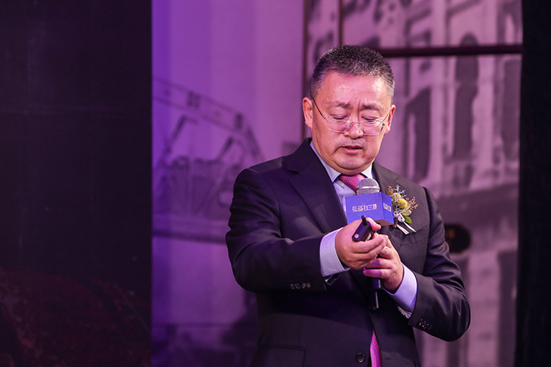 烟台张裕葡萄酿酒股份有限公司孙健总经理述说当年情节时不住地看着自己的手腕。新华网严晓瑜 摄