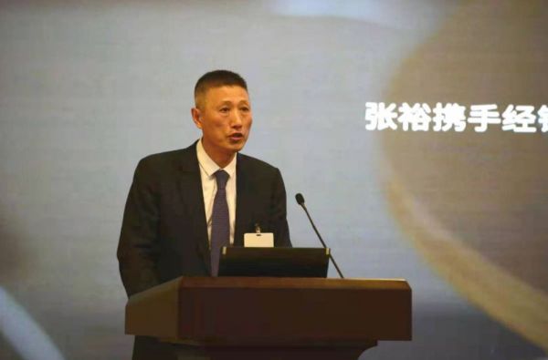 图为烟台张裕集团有限公司董事长周洪江发表演讲。潘悦 摄