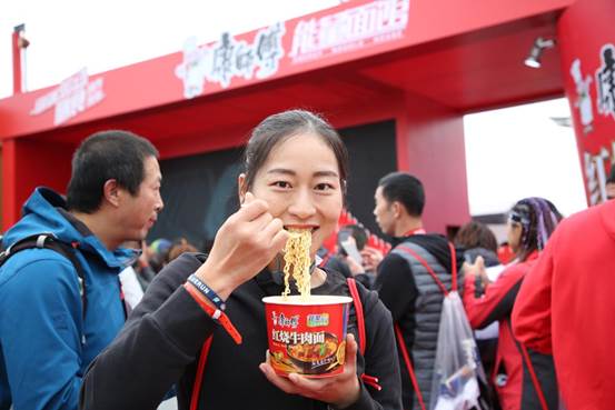 跑者吃康师傅方便面补充能量