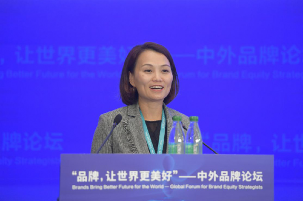 图为百胜中国CEO屈翠容在中外品牌论坛上发表演讲。新华网发